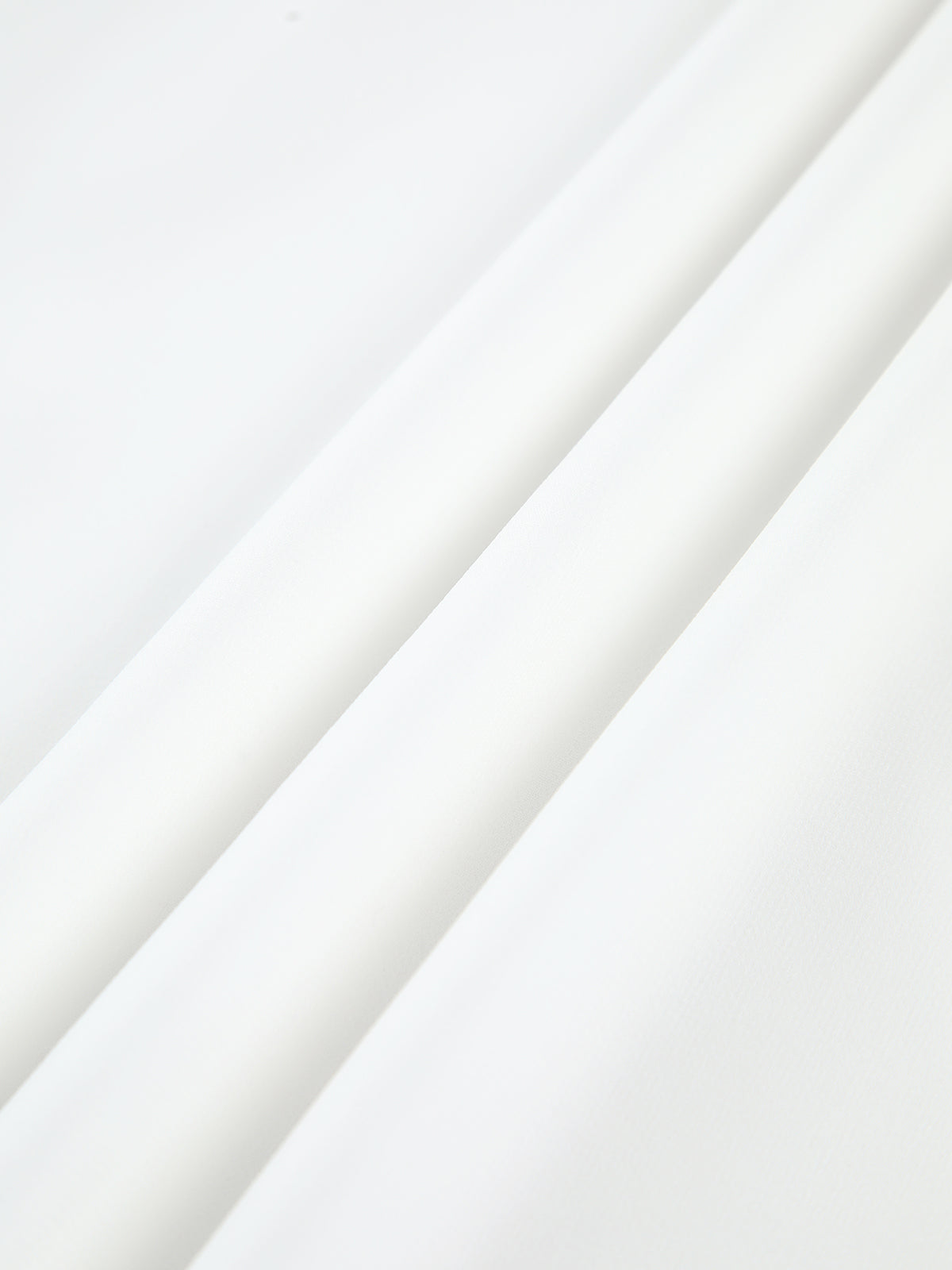 Hvidt stof med glat overflade, foldet i bløde bølger. Perfekt til syning, boligindretning og modeprojekter. Kvalitetsmateriale til kreative designs.