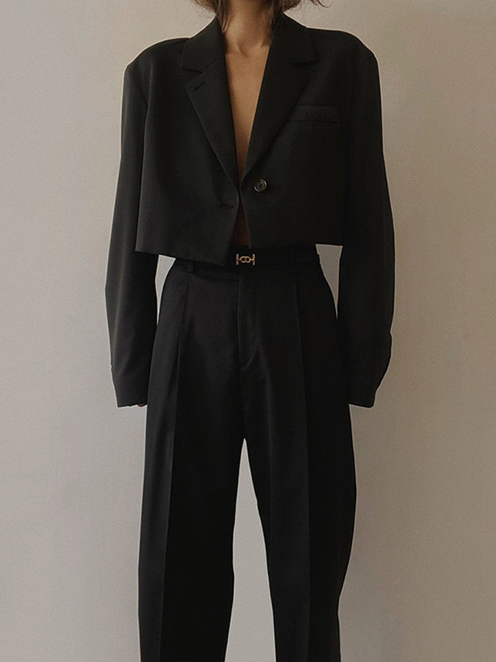 Selina | Kort sort blazer til kvinder med enkelt-knap og trendy pasform