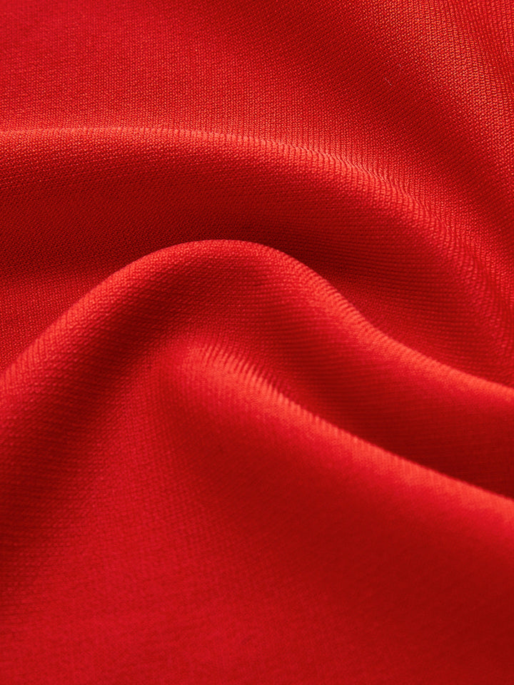 Maxi-mekko iltakäyttöön | Elegantti leikkaus olkapäänauhalla ja kiiltävällä viimeistelyllä