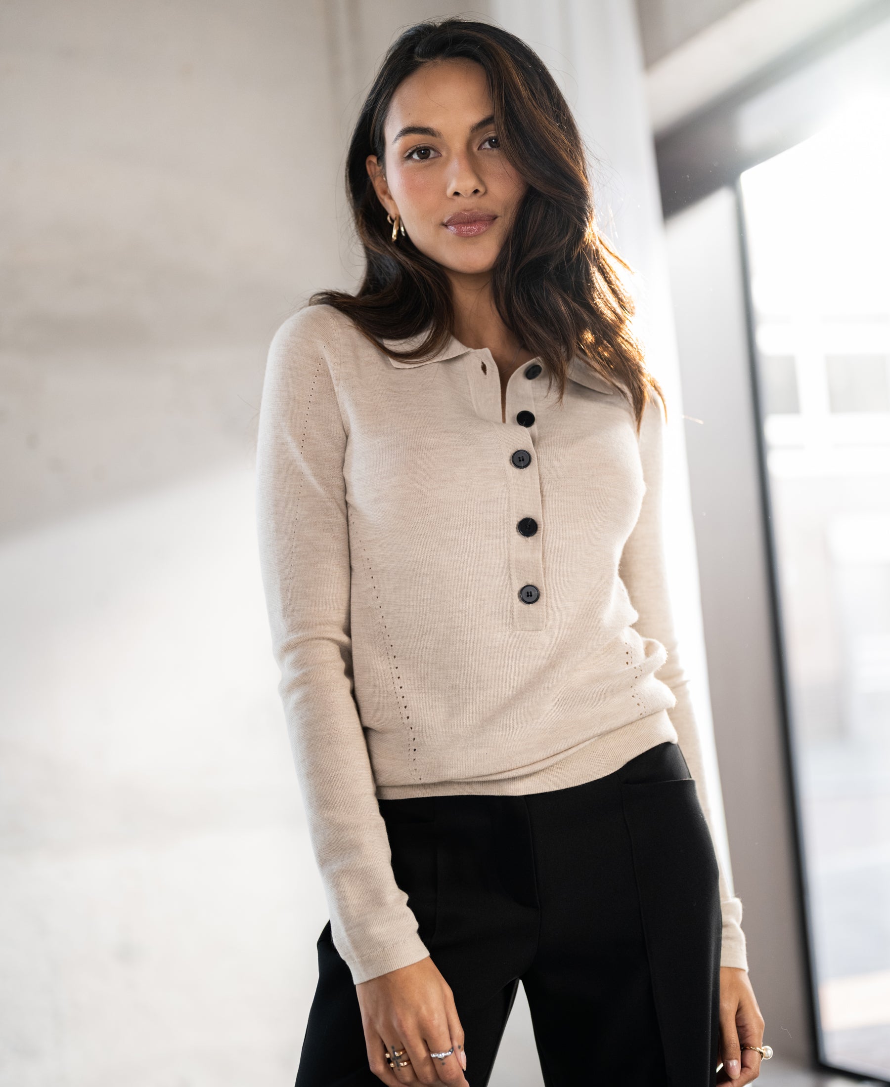 Pletené polo z kašmíru pre ženy s krátkymi rukávmi a elegantným golierom