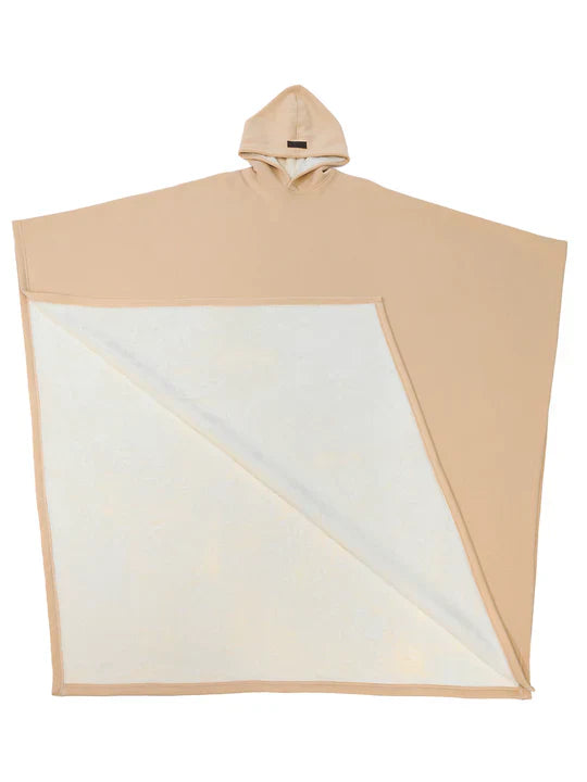 Beige ponchohåndklæde med hætte og hvidt indre, perfekt til strandbrug. Blødt, absorberende materiale. Ideel til voksne og børn.
