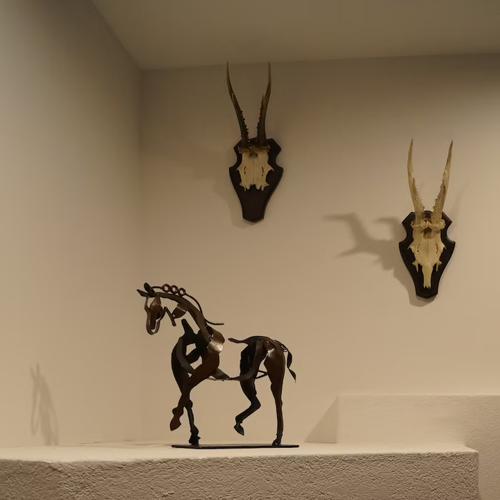 Adonisma | Figura de caballo de metal para decoración elegante del hogar