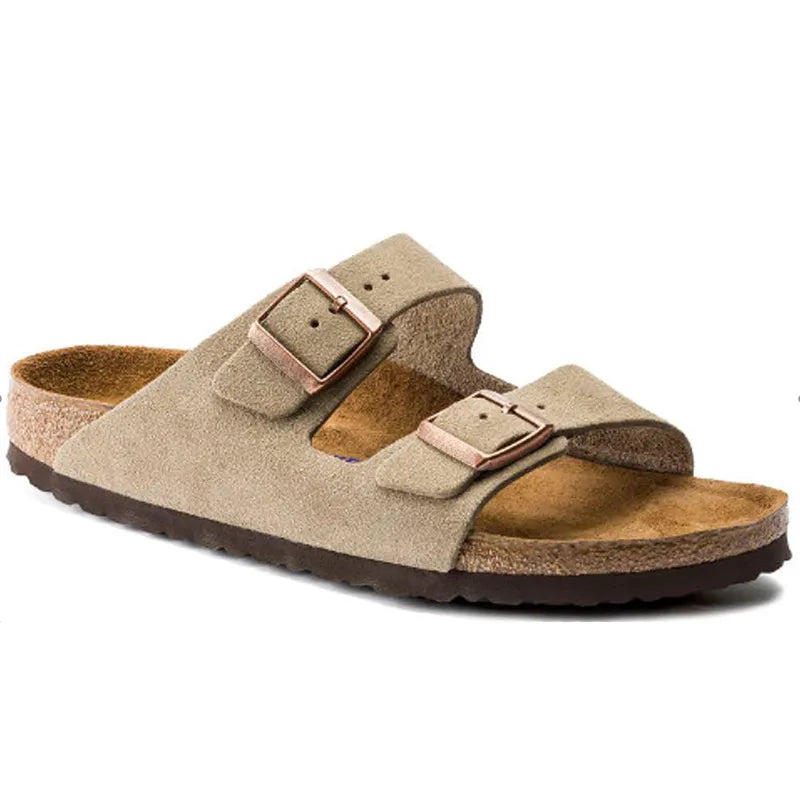 Beige Birkenstock sandal med to justerbare remme og korksål, komfortabelt fodtøj til mænd og kvinder, ideel til sommerbrug.