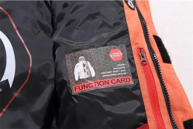 Sort og orange jakke med funktionelt design, massagefunktion, varmebeskyttelse og ergonomisk pasform. Funktionelt kort på indersiden.