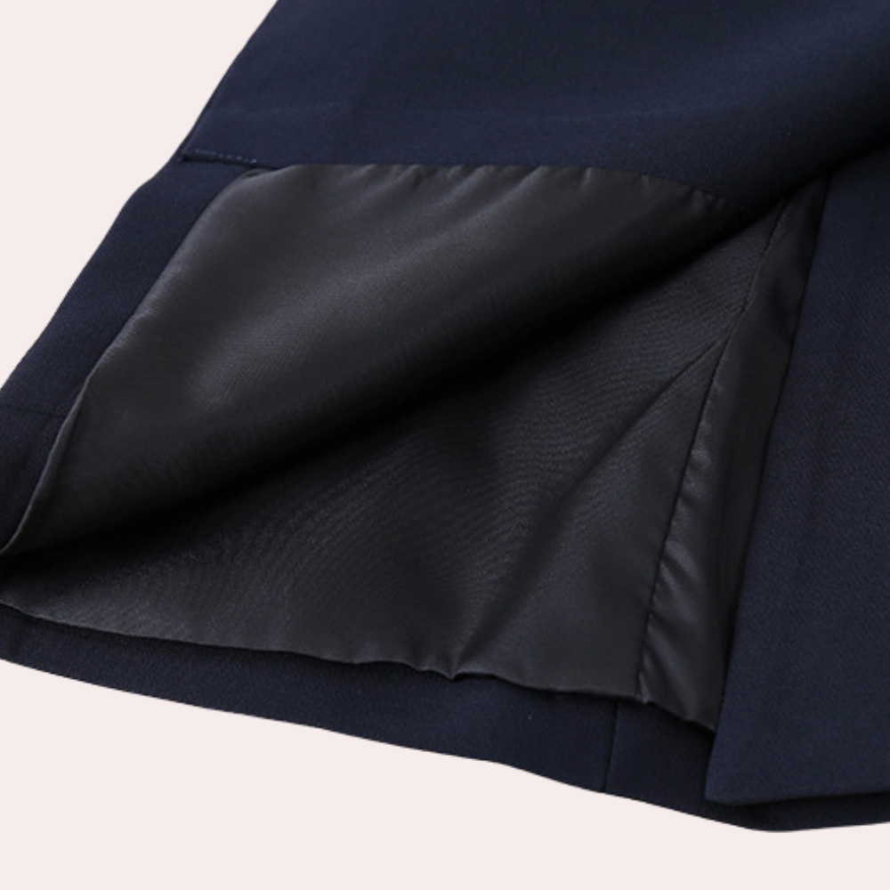 Mørkeblå jakkeforing i glat stof, viser detaljeret syning og kvalitet. Perfekt til herrejakker, skræddersyet tøj, elegant herremode.