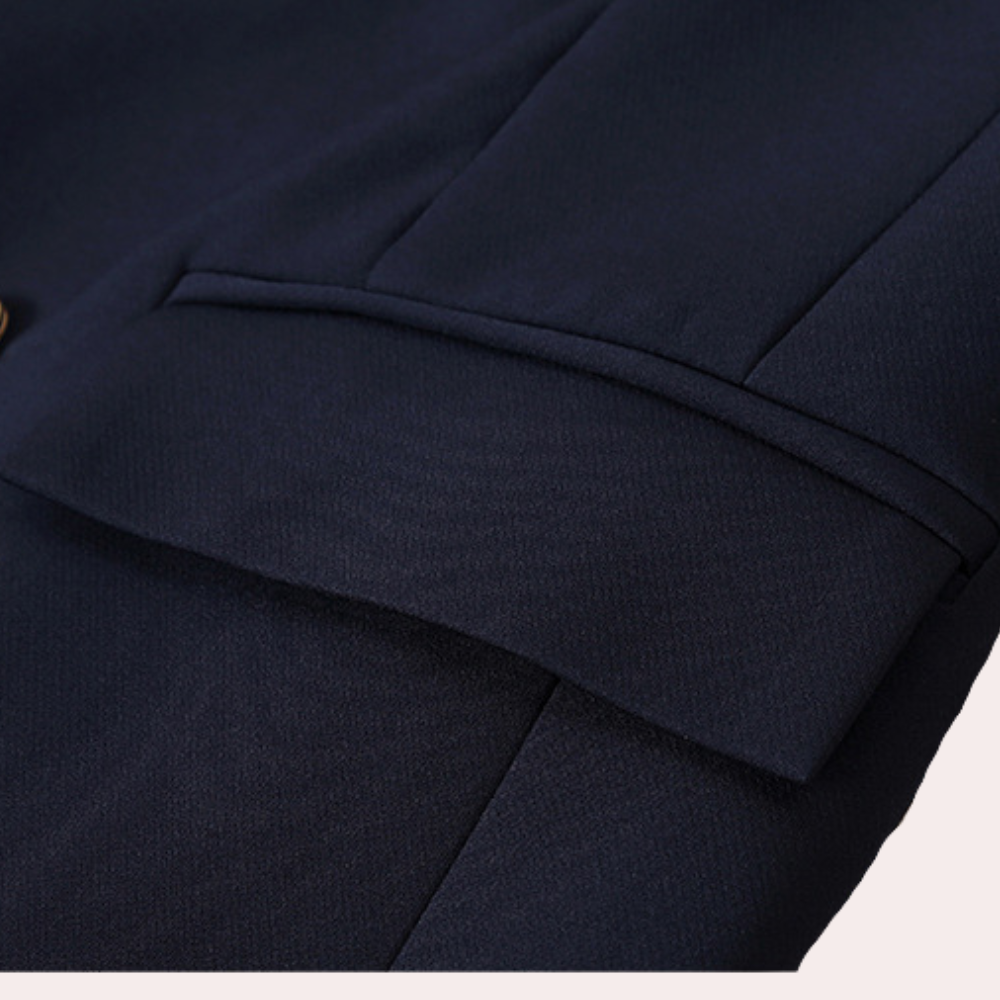 Mørkeblå jakkesætjakke med klassisk revers og knapdetaljer. Elegant herremode, skræddersyet design, formel beklædning.