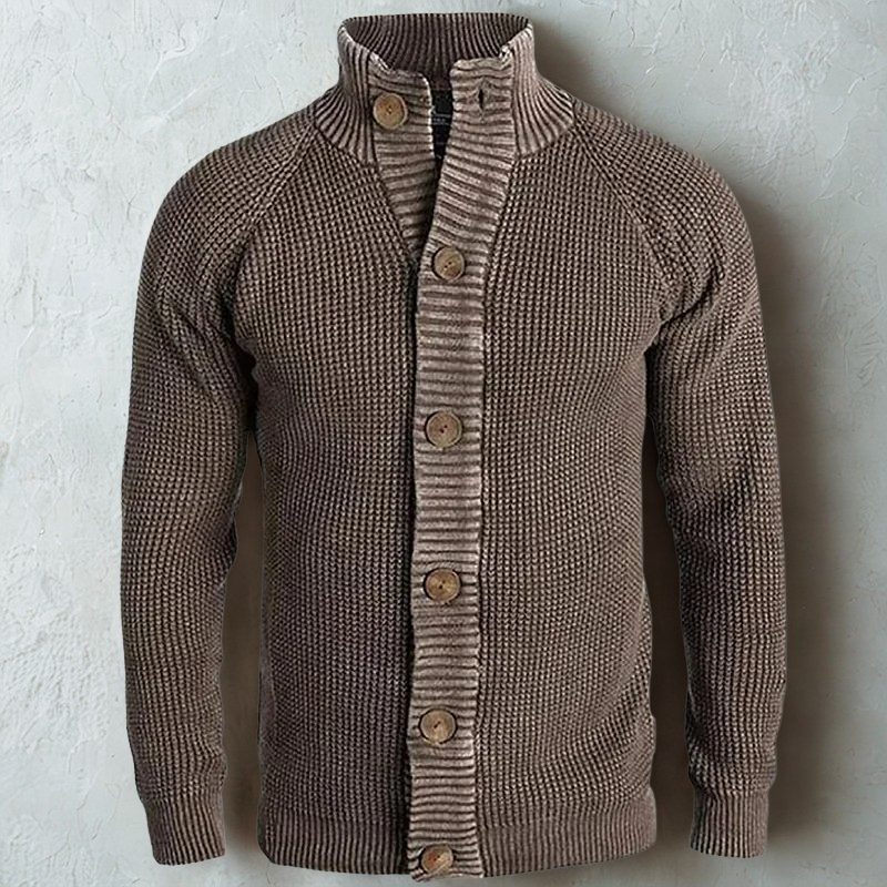 Brun striktrøje med knapper, ribstrikket krave og raglanærmer. Stilfuld herretrøje i varm uldblanding, perfekt til vintermode og casual outfits.