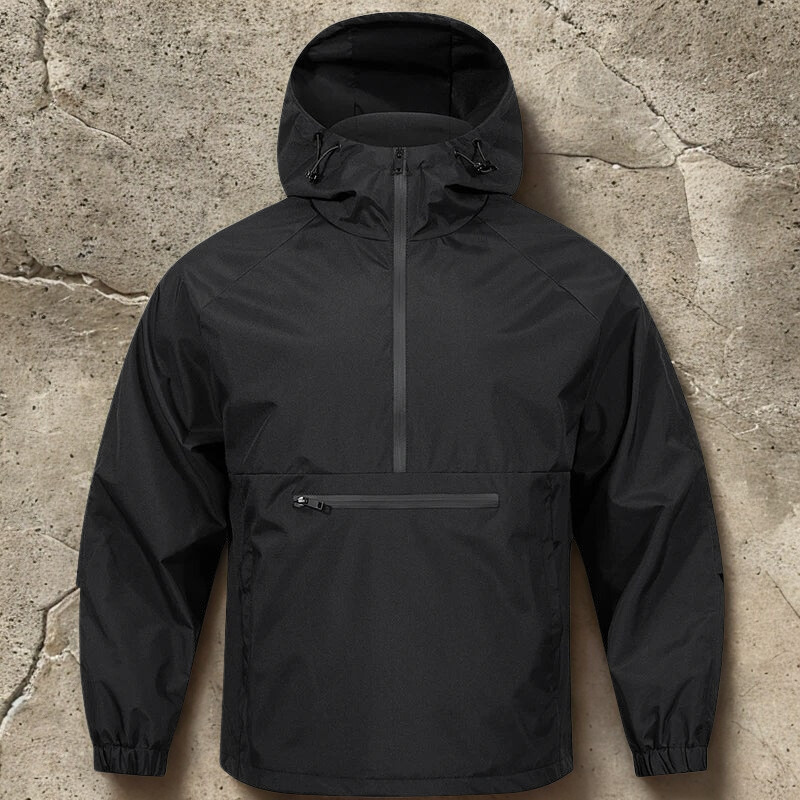 Sort anorakjakke med hætte og lynlås, designet til udendørs brug. Vandtæt og vindtæt materiale, ideel til friluftsliv og vandreture.