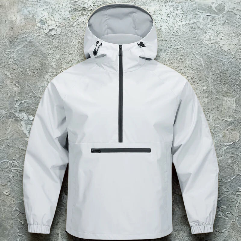 Hvid regnjakke med hætte og lynlås, designet til udendørs brug. Vandtæt og vindtæt jakke mod grå betonbaggrund. Ideel til regnvejr.