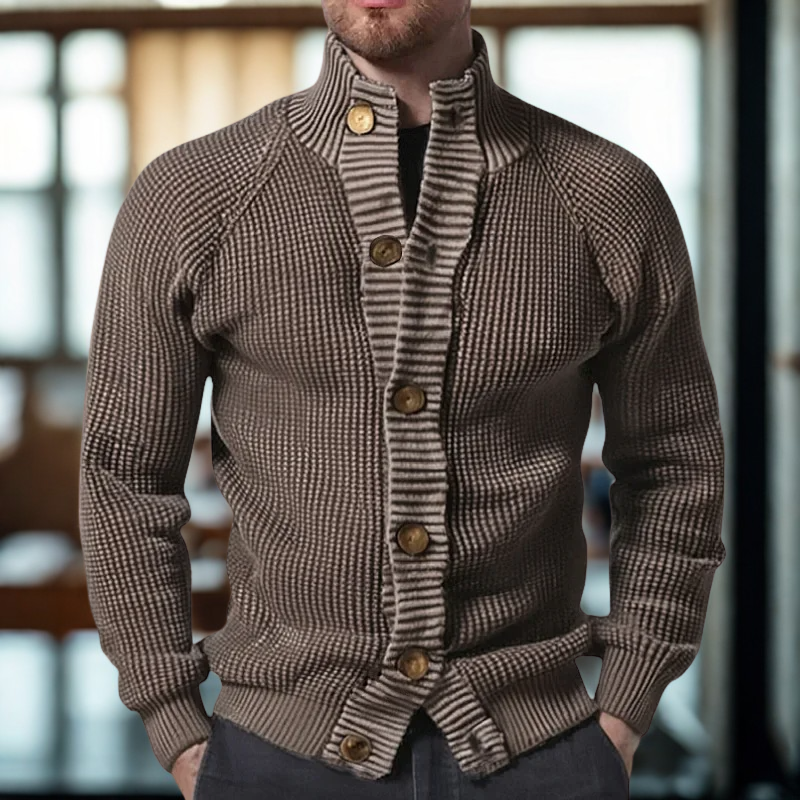 Brun striktrøje med knapper, herremode, vintertøj, stilfuld cardigan, moderne design, varm beklædning, komfortabel pasform, trendy herretøj.