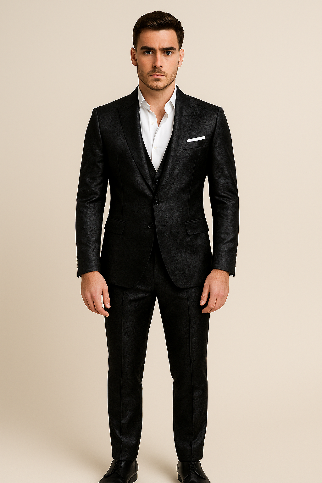 Mand i sort jakkesæt og hvid skjorte, poserer mod beige baggrund. Elegant herremode, formelt tøj, stilfuldt jakkesæt, moderne herretøj.