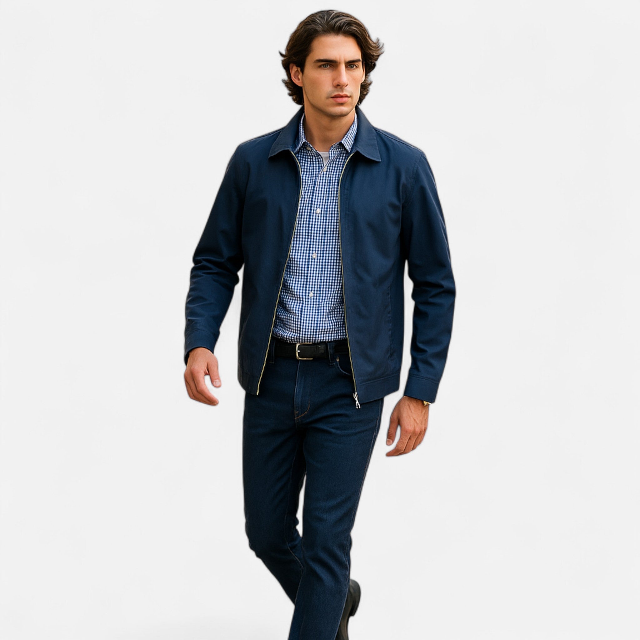 Mand iført blå jakke og ternet skjorte, går fremad. Moderne herremode, afslappet stil, stilfuldt tøj til mænd, udendørs look.