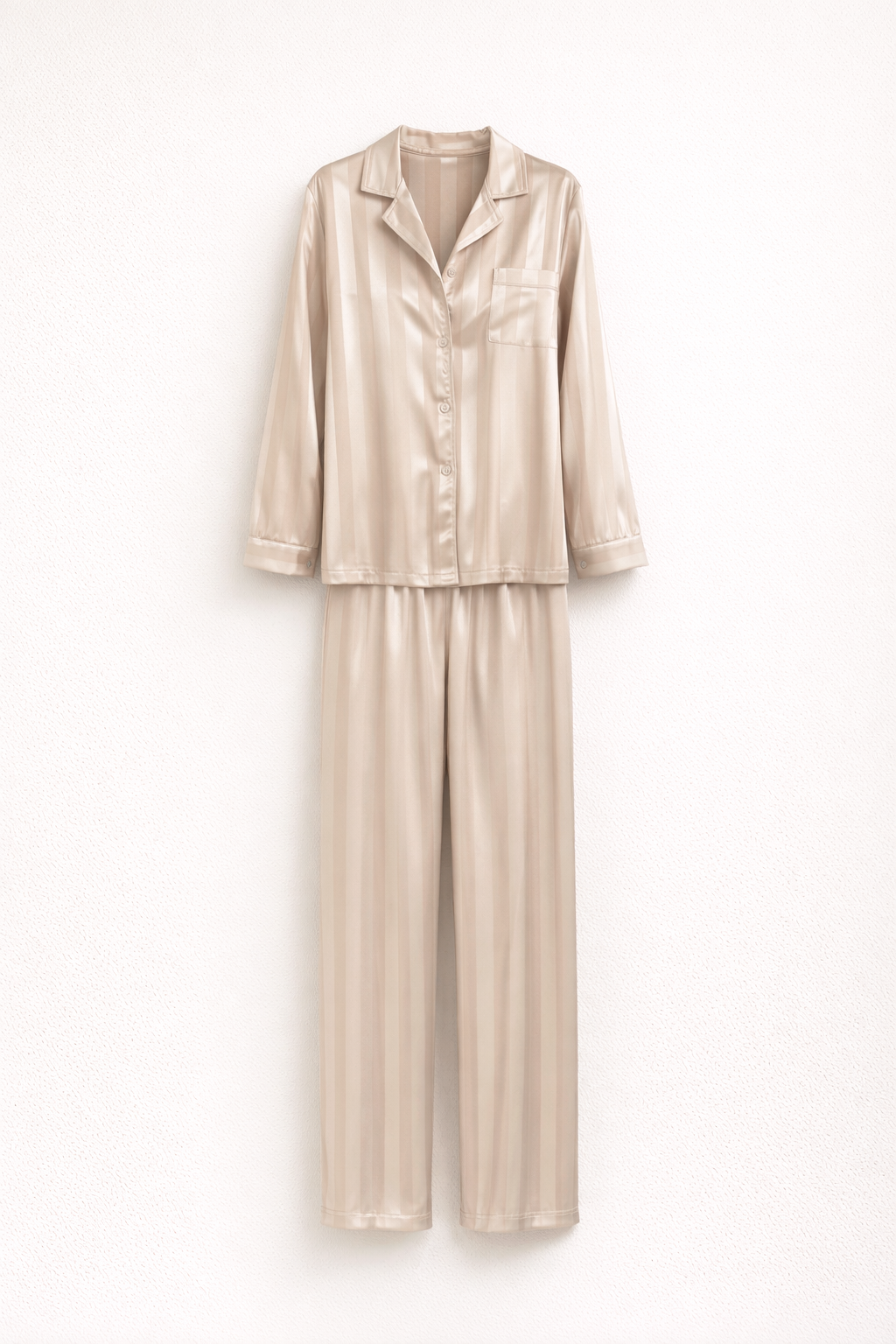 Ensemble en satin pour femmes avec haut et pantalon long au design élégant