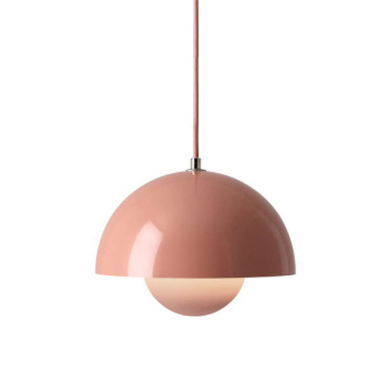 Lyserød Verner Panton Flowerpot pendellampe med halvkugleformet skærm, moderne design, indendørs belysning, retro stil, dansk interiør.