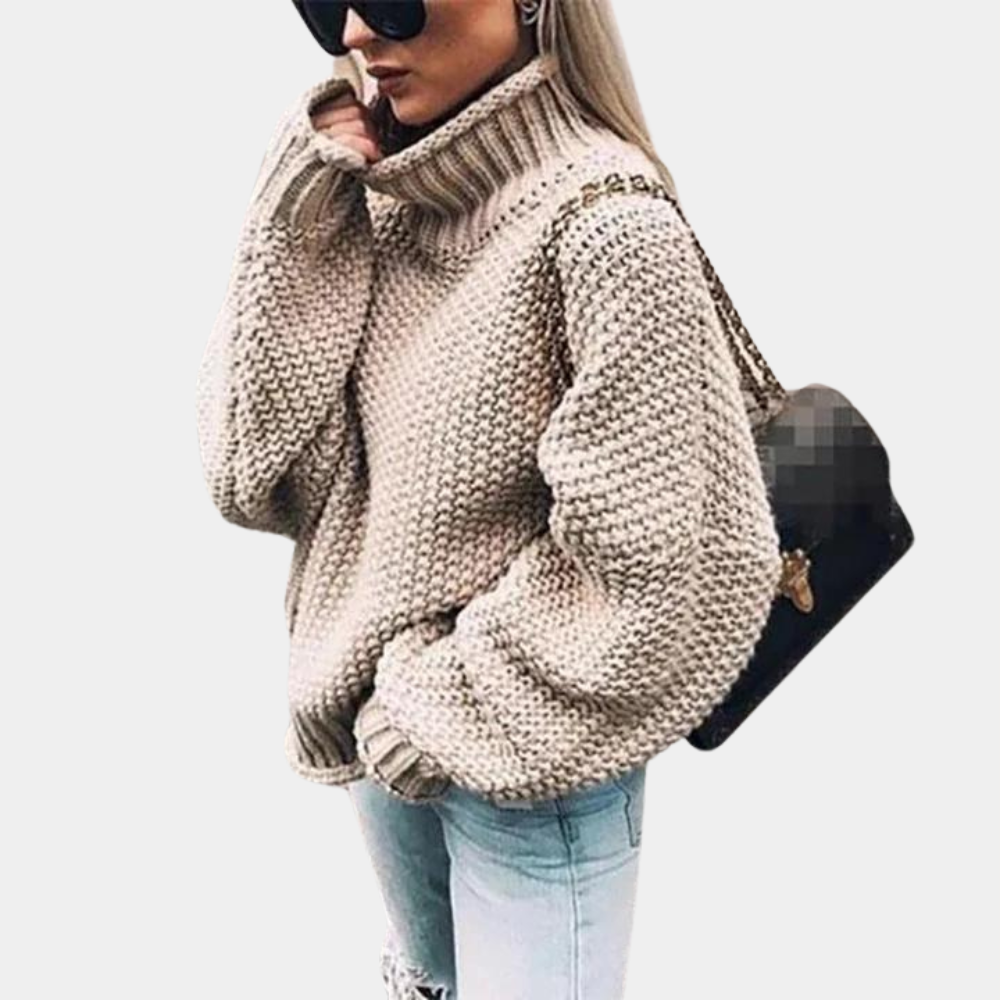 Kvinde iført beige striktrøje med høj hals, solbriller og sort taske. Perfekt til efterårsmode. Casual og stilfuldt look.