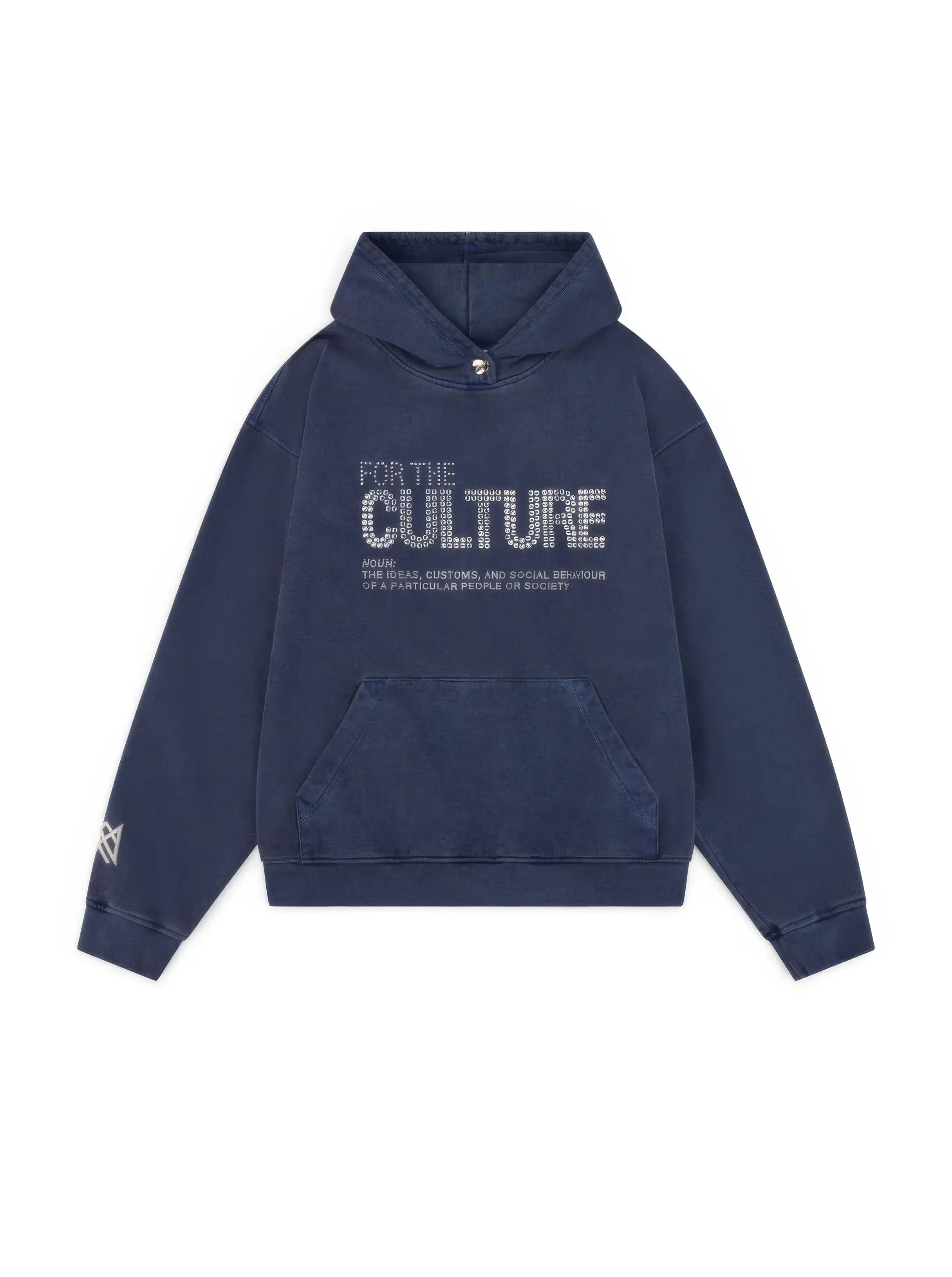 Mørkeblå hættetrøje med teksten "FOR THE CULTURE" i hvide bogstaver, kængurulomme og ribkanter. Trendy streetwear til mænd og kvinder.