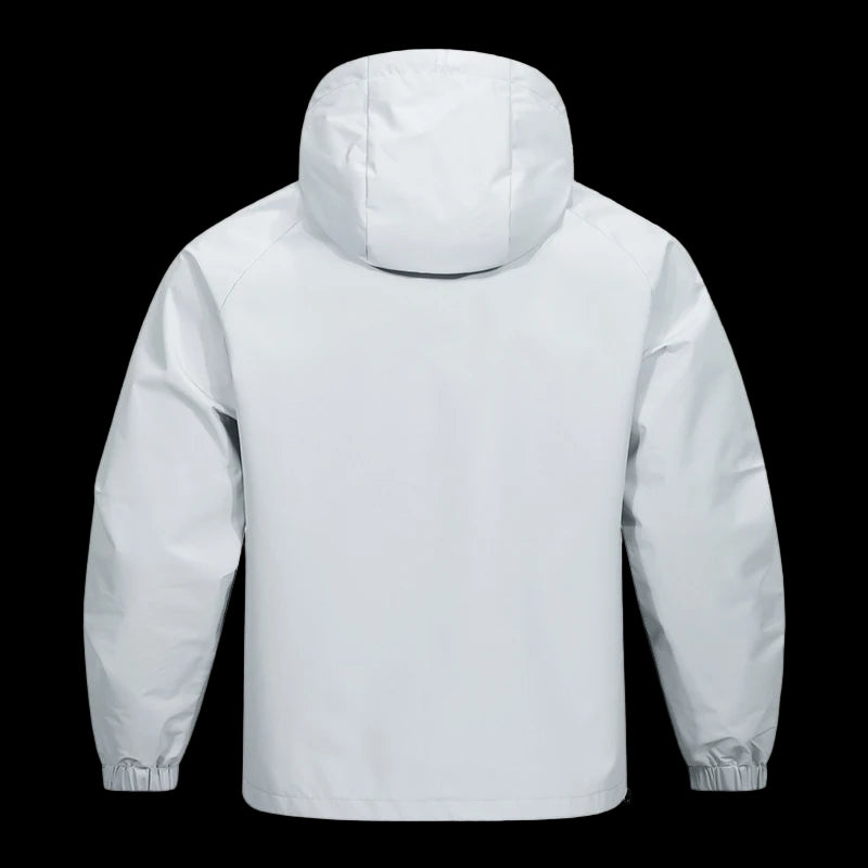 Hvid jakke med hætte set bagfra, vandtæt og vindtæt design, ideel til udendørs aktiviteter. Perfekt til regnvejr og kølige klimaer.