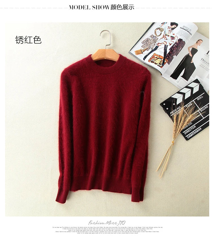 Rød striktrøje på bøjle, placeret på lys baggrund ved siden af modeblad og filmklaptræ. Perfekt til efterårsmode og stilfulde outfits.