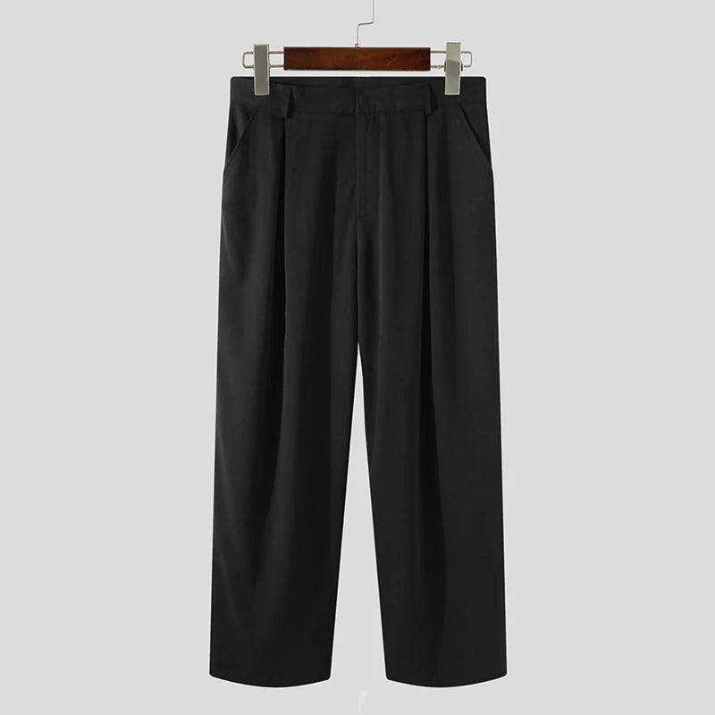 Sorte bukser på bøjle mod grå baggrund, klassisk design, brede ben, lommer, velegnet til både formelle og afslappede lejligheder.