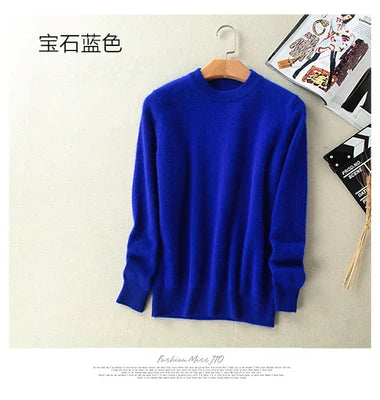 Blå uldtrøje på bøjle mod hvid baggrund, moderne design, blød tekstur, perfekt til efterårsmode, stilfuld og komfortabel beklædning.