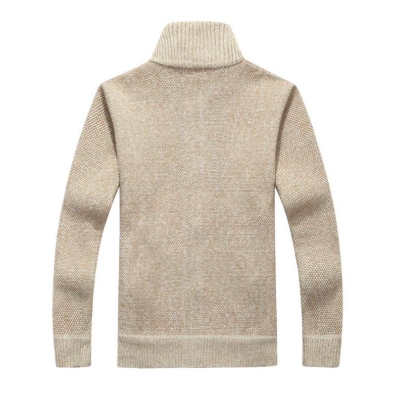 Beige rullekrave sweater i uld, set bagfra. Stilfuld og varm trøje til vintermode. Perfekt til både mænd og kvinder.