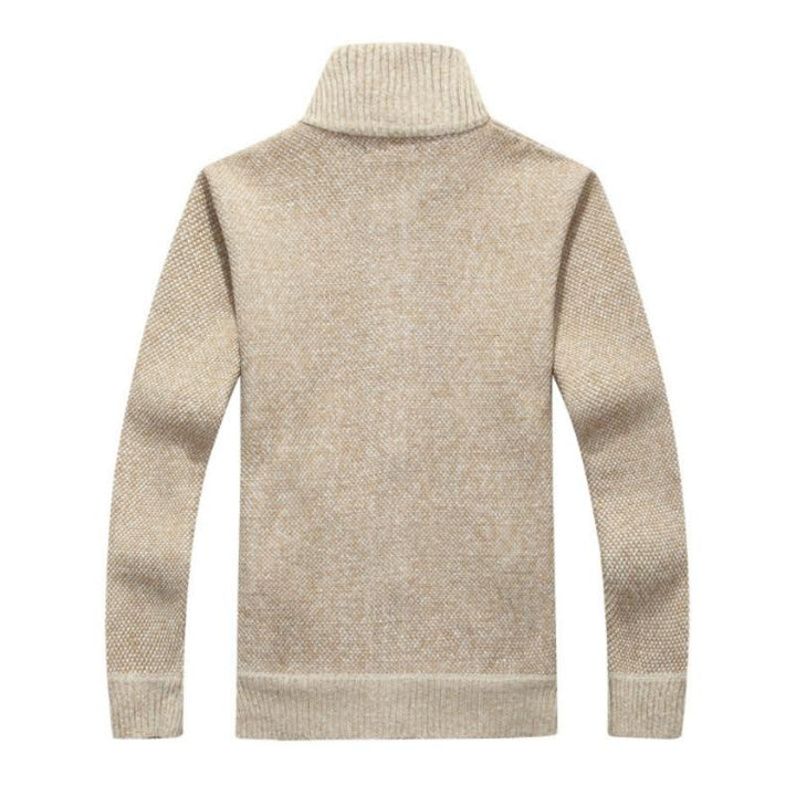 Beige rullekrave sweater i uld, set bagfra. Stilfuld og varm trøje til vintermode. Perfekt til både mænd og kvinder.