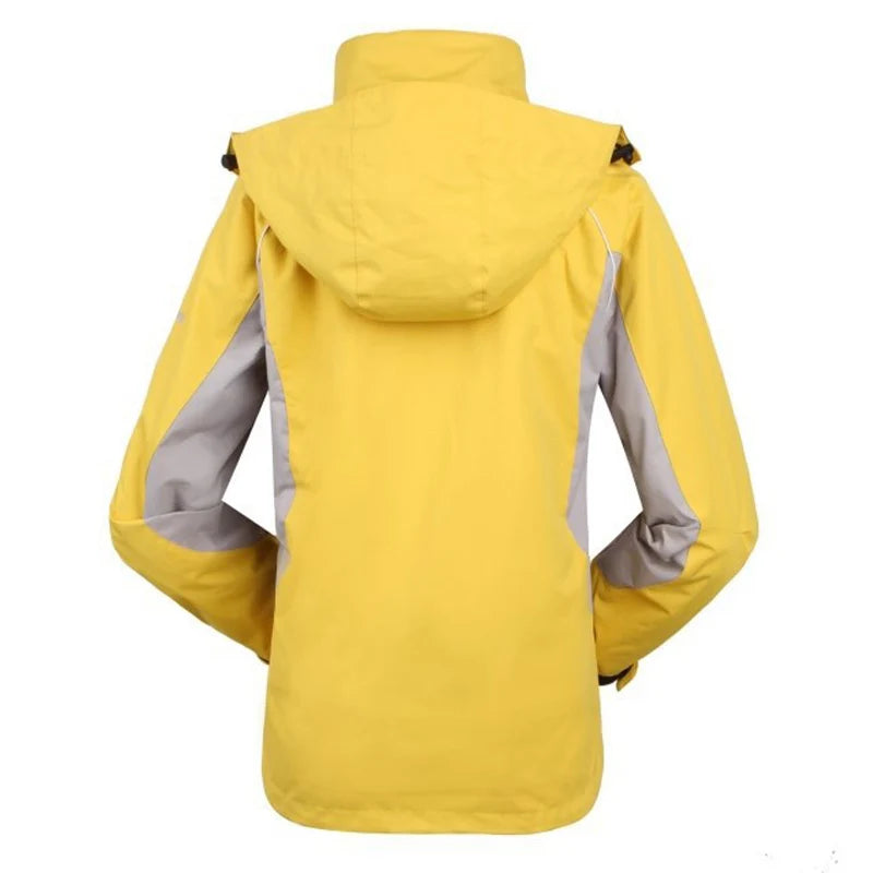 Gul regnjakke med hætte, vandtæt og vindtæt design, set bagfra. Ideel til udendørs aktiviteter og friluftsliv. Unisex jakke til alle vejrforhold.