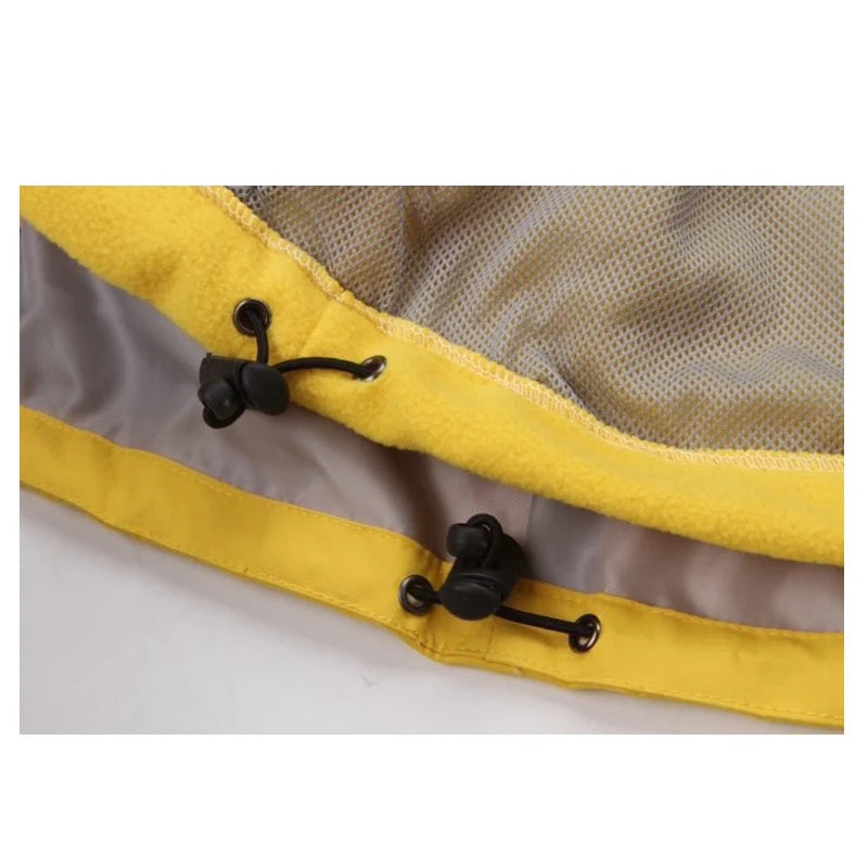 Gul fleecejakke med justerbare snoretræk og netforing. Komfortabel og varm jakke til udendørs brug. Perfekt til vandreture og friluftsliv.