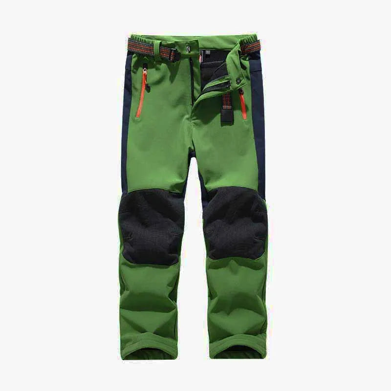 Grønne vandrebukser med sorte knæforstærkninger og røde lynlåse, justerbart bælte, velegnet til udendørs aktiviteter og trekking.