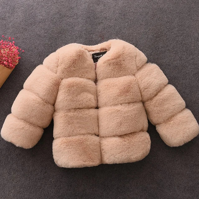Beige faux fur jakke på grå baggrund, elegant og stilfuld vintermode. Perfekt til kolde dage, trendy og luksuriøst design.