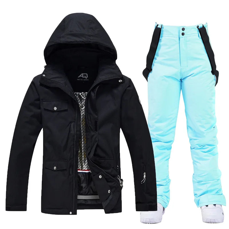Sort skijakke med hætte og lyseblå skibukser med seler. Vintertøj til ski og udendørs aktiviteter. Vandtæt og isoleret skitøj til mænd.