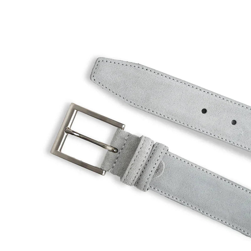 Lysgråt ruskindsbælte med sølvspænde, stilfuldt og moderne tilbehør til mænd, perfekt til både formelle og afslappede outfits.