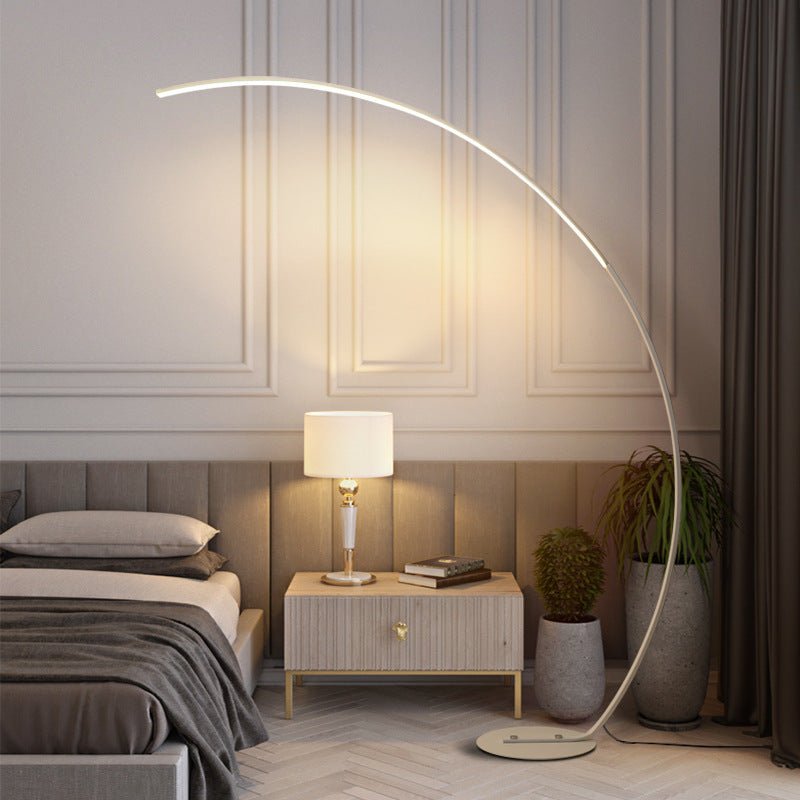 Quira - Moderne LED-gulvlampe i mat sort med varmt lys og energieffektivitet