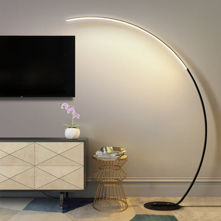 Quira - Moderne LED-gulvlampe i mat sort med varmt lys og energieffektivitet