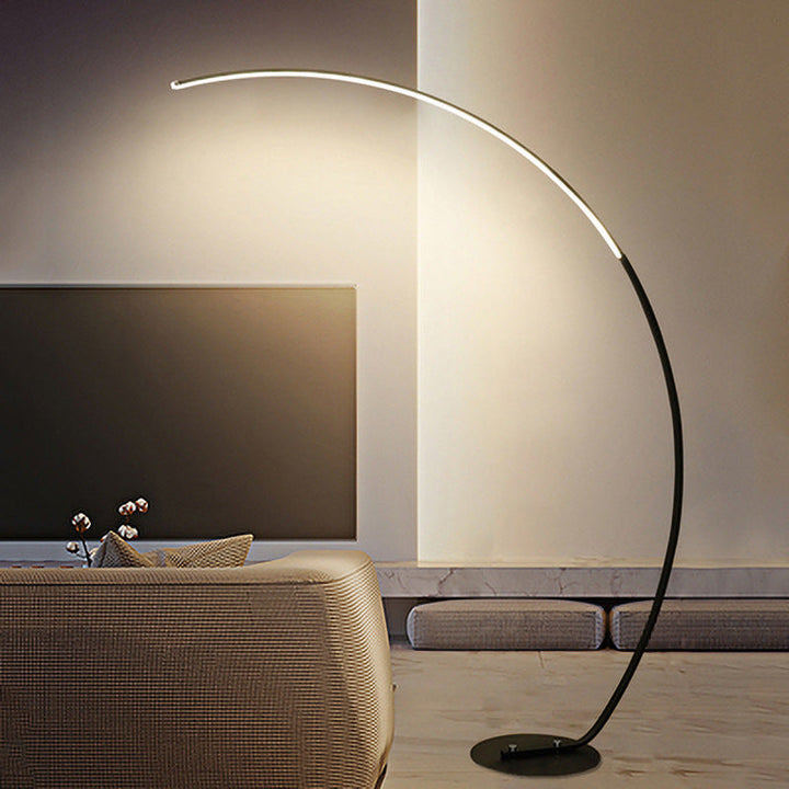 Quira - Moderne LED-gulvlampe i mat sort med varmt lys og energieffektivitet