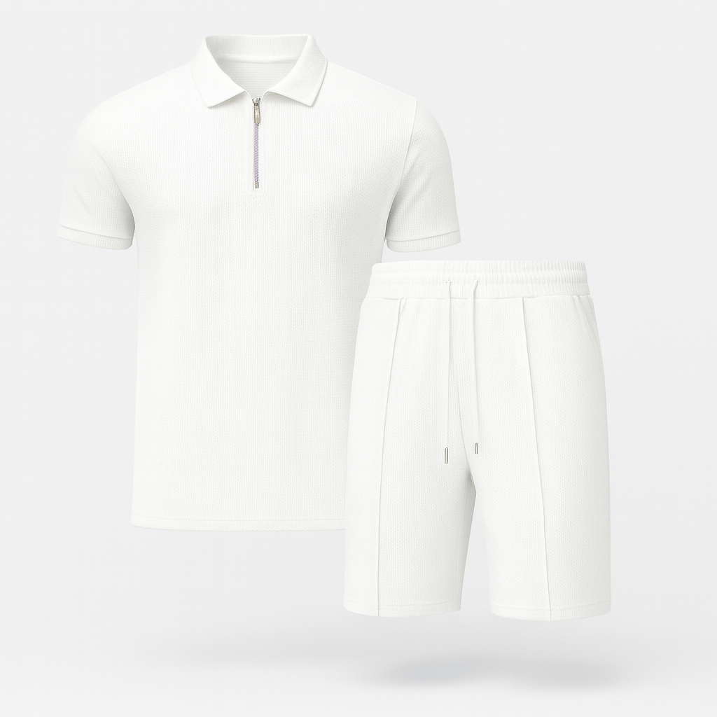Hvidt herre sportssæt med kortærmet polo og shorts, perfekt til sommertræning. Komfortabelt og stilfuldt design til aktiv livsstil.