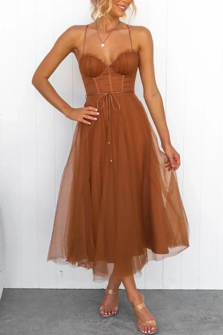 Alessia verkkokorsettimekko | Vaalea toppi eleganttiin lookiin