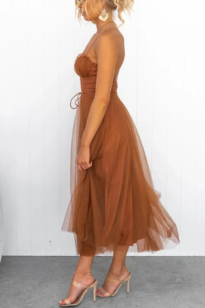 Alessia verkkokorsettimekko | Vaalea toppi eleganttiin lookiin