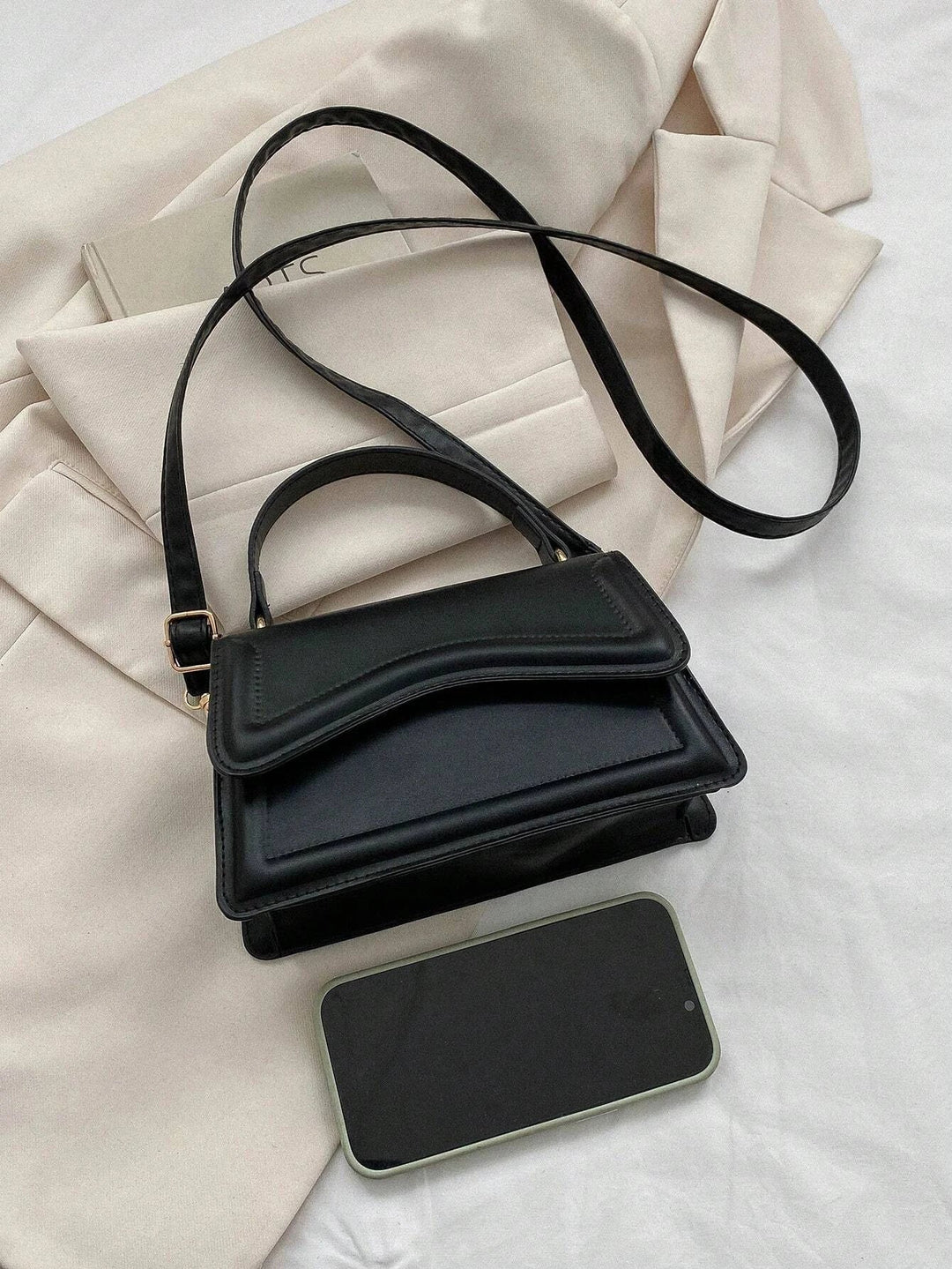 Melissa olkalaukku keinonahasta naisille | Kompakti crossbody-laukku aaltoilevalla läpällä