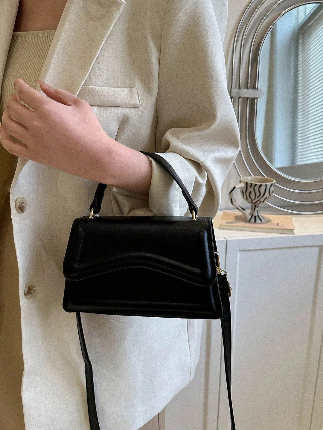 Melissa olkalaukku keinonahasta naisille | Kompakti crossbody-laukku aaltoilevalla läpällä