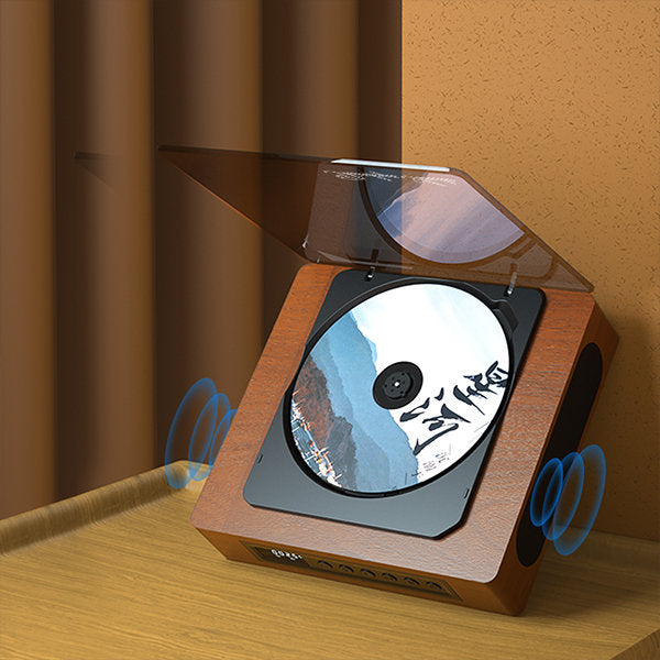 Retro CD-afspiller i træ med åben top, placeret på et bord ved siden af brune gardiner. Moderne design, højttalere, vintage musikafspilning.