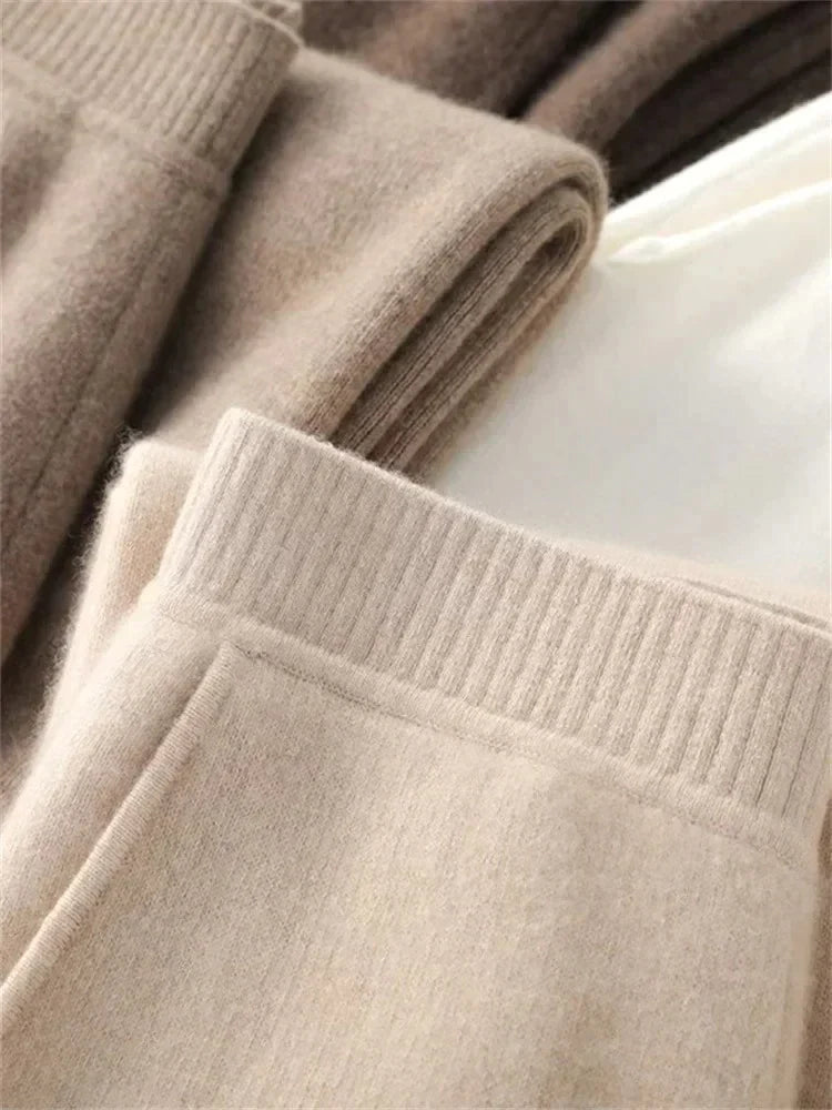Beige og brune cashmere bukser i blødt materiale, tæt på visning. Komfortabelt tøj, luksuriøst design, perfekt til vintermode.