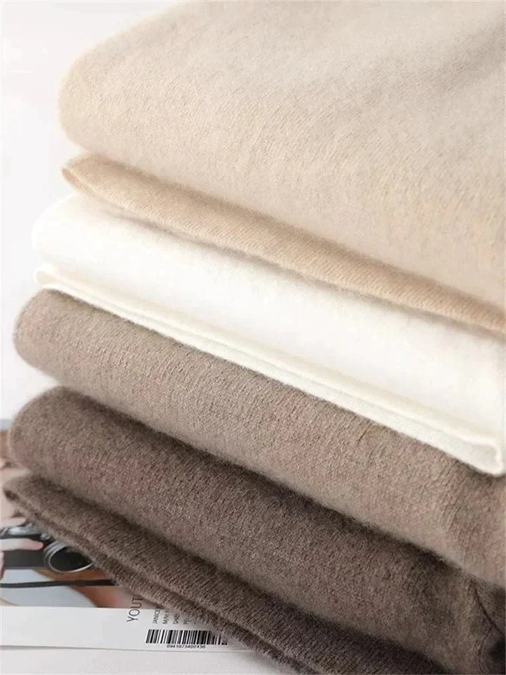 Stablede uldtrøjer i beige, hvid og brun nuancer. Bløde, varme materialer ideelle til vintermode. Perfekt til stilfuld og komfortabel beklædning.
