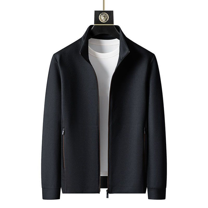 Sort herrejakke med lynlås, hængende på bøjle, over hvid T-shirt. Stilfuldt design, perfekt til forår og efterår. Ideel til modebevidste mænd.