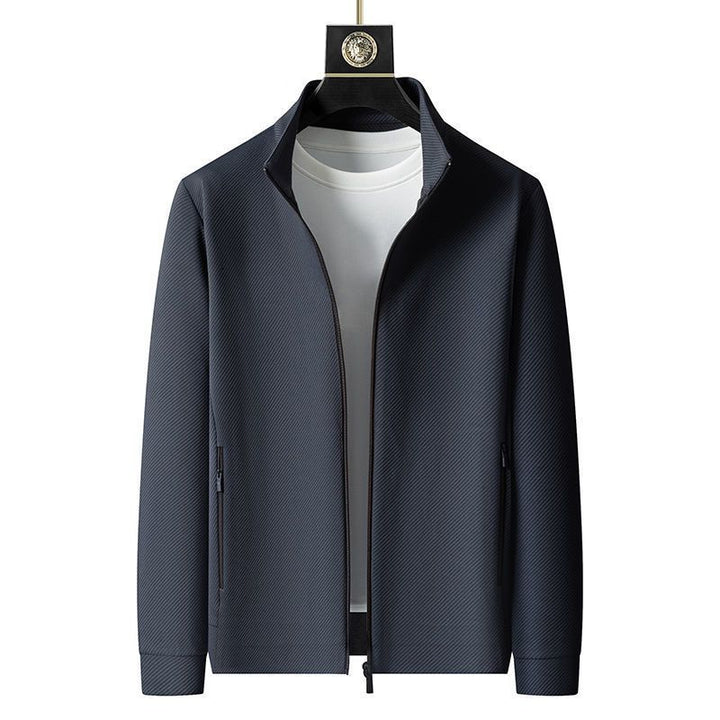 Mørkeblå herrejakke med lynlås, minimalistisk design, hænger på bøjle over hvid T-shirt. Stilfuld og moderne jakke til mænd.