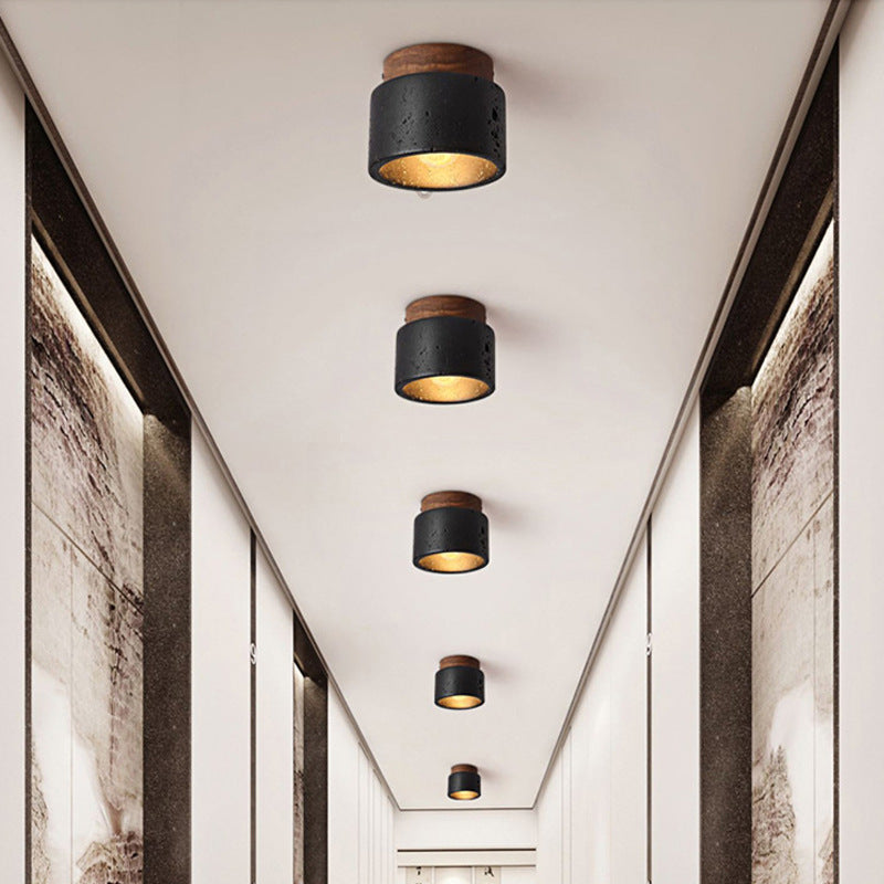 Moderne loftlamper i sort og træ i en elegant gang. Stilfuld belysning, minimalistisk design, indendørs indretning, skandinavisk stil.