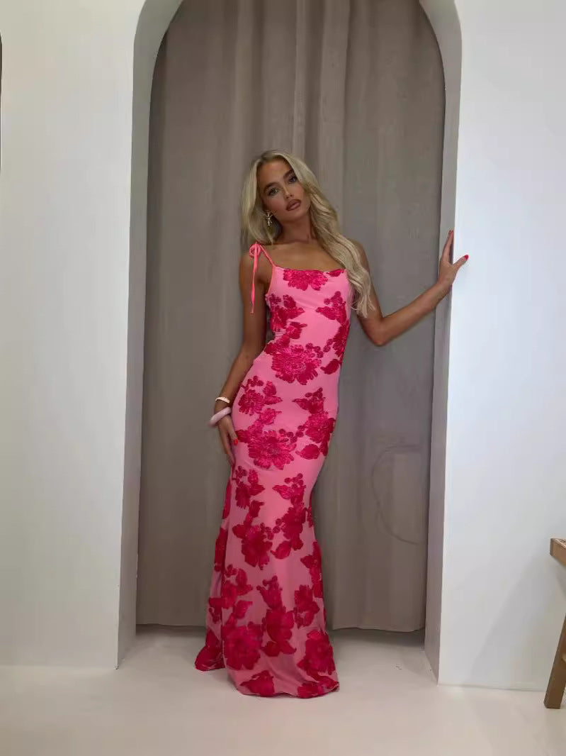 Robe longue cintrée avec détails floraux et bretelles à nouer