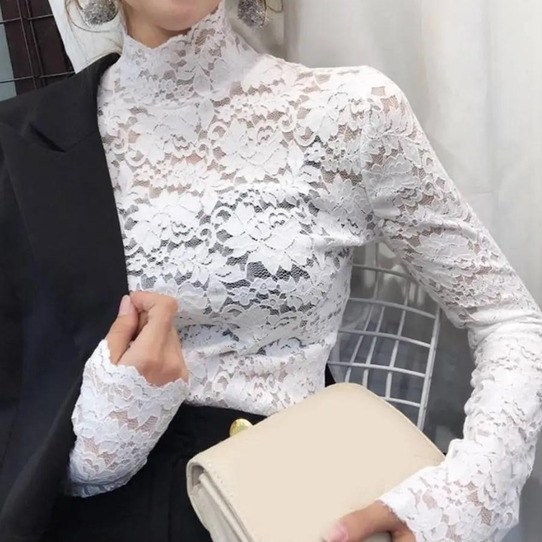 Élégant haut blond pour femmes au design raffiné avec de fines détails