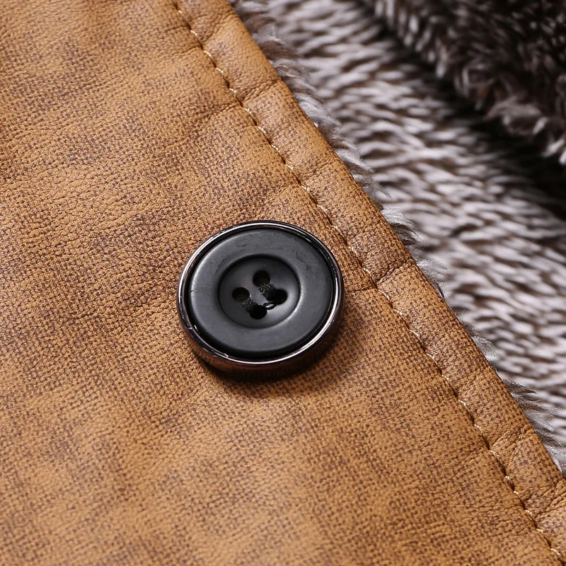 Brun knap på beige jakke med pelsforing, nærbillede. Mode, vinterjakke, tøjdetaljer, knapdesign, tekstur.