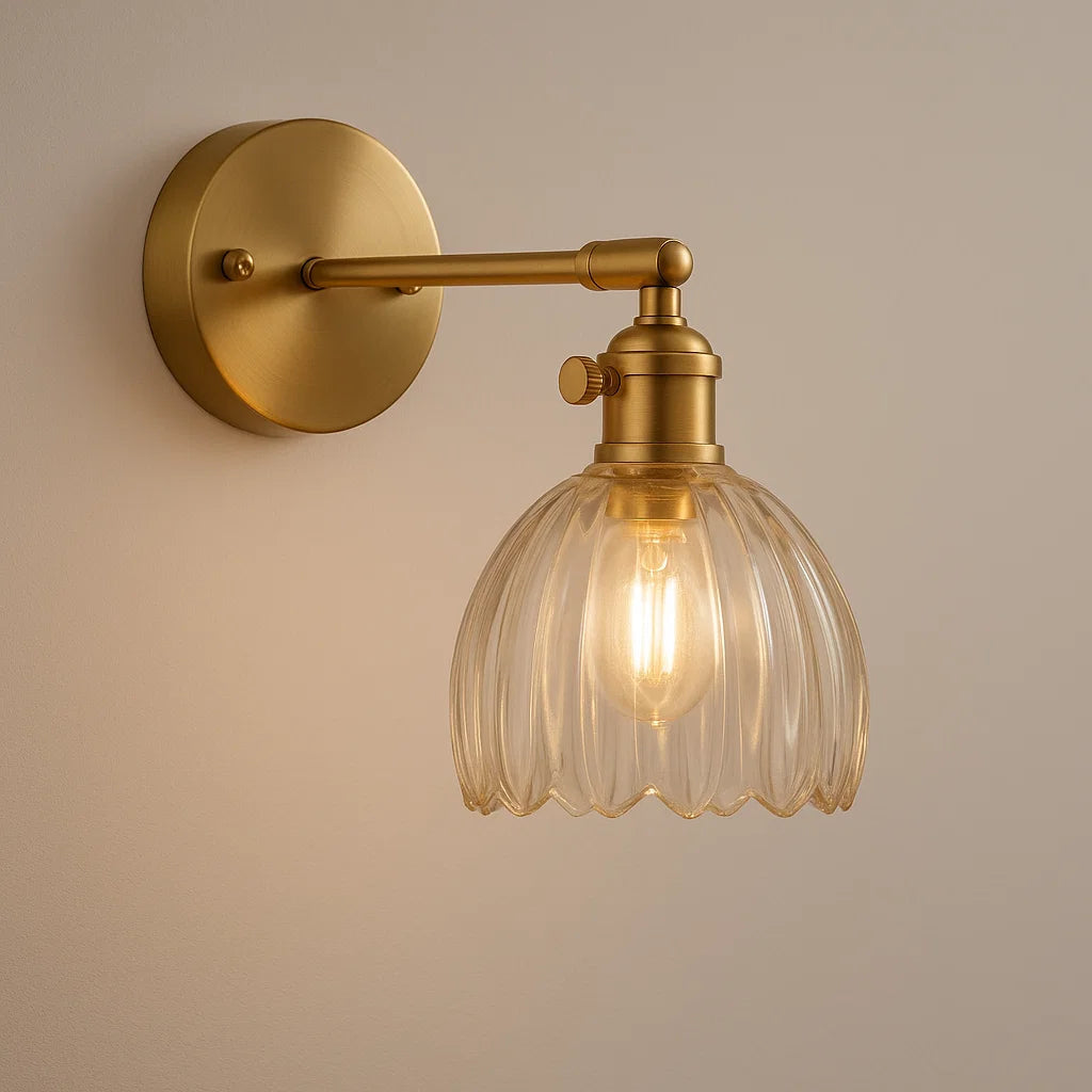 Guld væglampe med glaskuppel, moderne design, indendørs belysning, elegant og stilfuld, ideel til stue eller soveværelse, energibesparende LED.